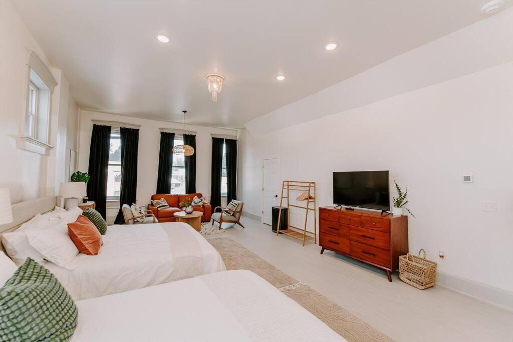 East Main Lofts - Boho 203 Madison